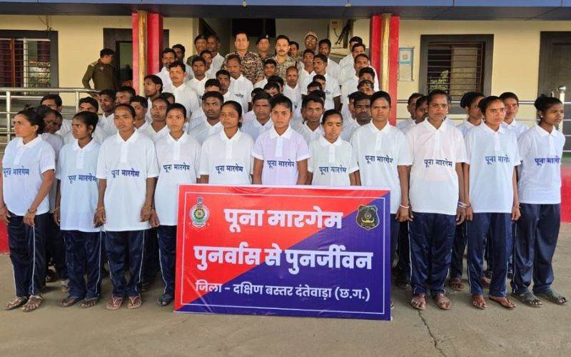 ’پونا مارگم‘ مہم کے تحت دنتے واڑہ میں 63 ماؤنوازوں نے ہتھیار ڈال دیے